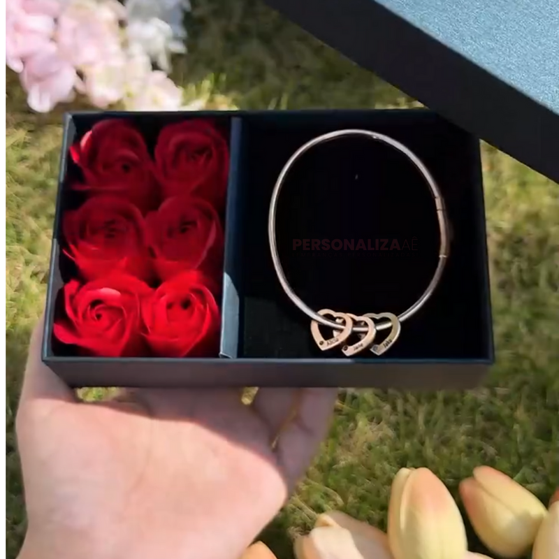 Pulseira Coração de Mãe Personalizável com nomes + Caixa com 6 Rosas eternas aromáticas