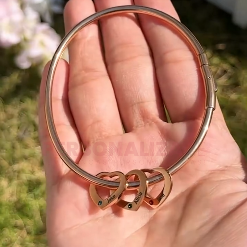 Pulseira Coração de Mãe Personalizável com nomes + Caixa com 6 Rosas eternas aromáticas