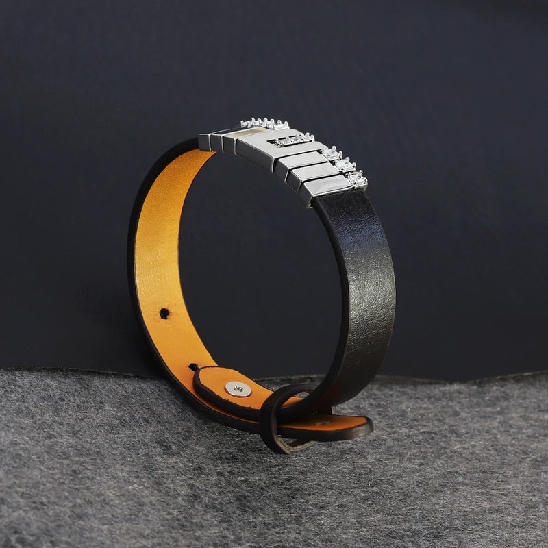 Pulseira personalizável masculina em couro com pingentes brilhantes - Grave o nome da sua família