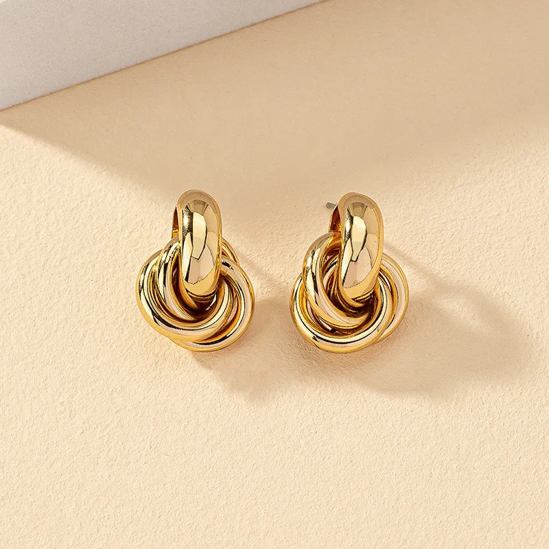 Brinco de argola com nó dourado