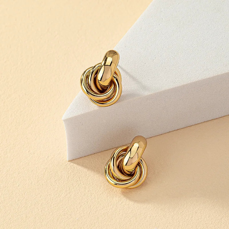 Brinco de argola com nó dourado