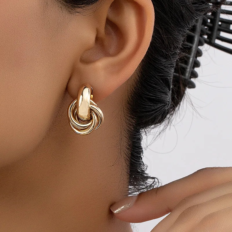 Brinco de argola com nó dourado