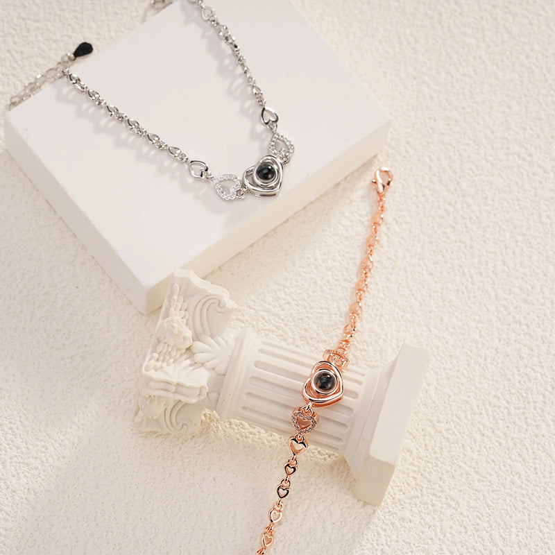 Pulseira Corações eternizados com foto projetada Personalizável + Caixa com 6 Rosas eternas aromáticas