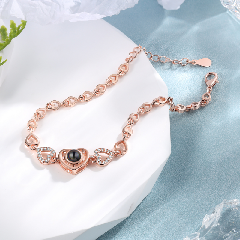 Pulseira Corações eternizados com foto projetada Personalizável + Caixa com 6 Rosas eternas aromáticas