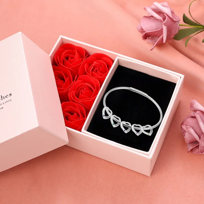 Pulseira Coração de Mãe com pedras zircônia Personalizável com nomes + Caixa com 6 Rosas eternas aromáticas